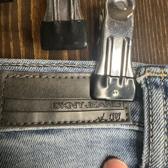 DKNY•SOHO Skinny•SIZE 8•slight distressing•Pre-Loved•good condition (13) - Picture 8 of 11